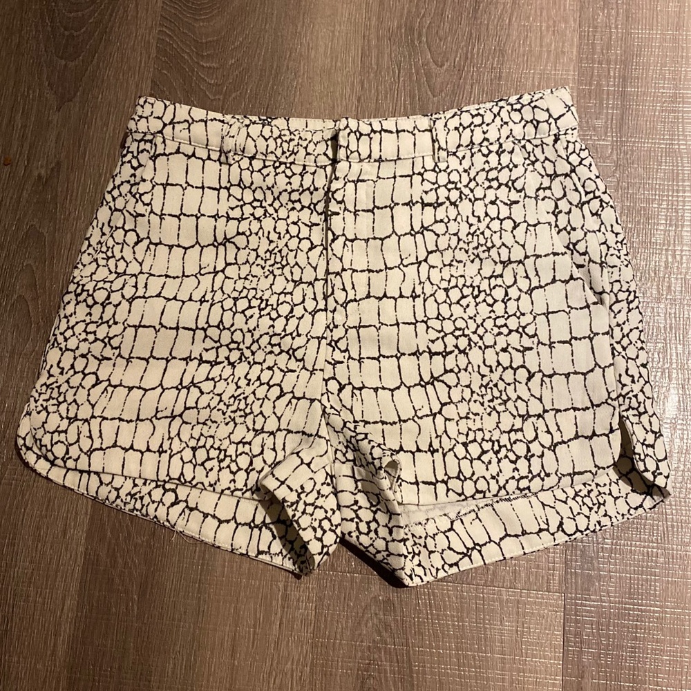 FOREVER 21 WHITE & BLACK SNAKE PRINT HIGH WAISTED CONTEMPORARY SHORTS